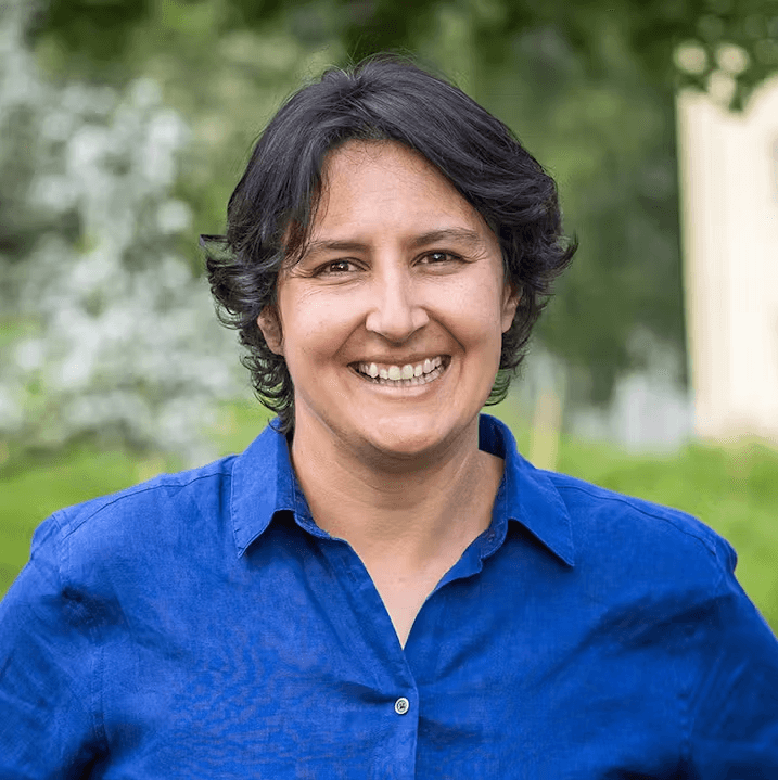 Bildet viser fagrådgiver i Framtiden i våre hender, Lucy Brooks, iført en blå skjorte