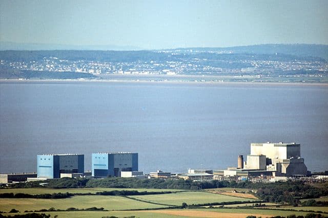 De eldre atomkraftverkene Hinkley Point A (stengt) og B i Somerset, England. Det nye Point C er planlagt å bygges her.