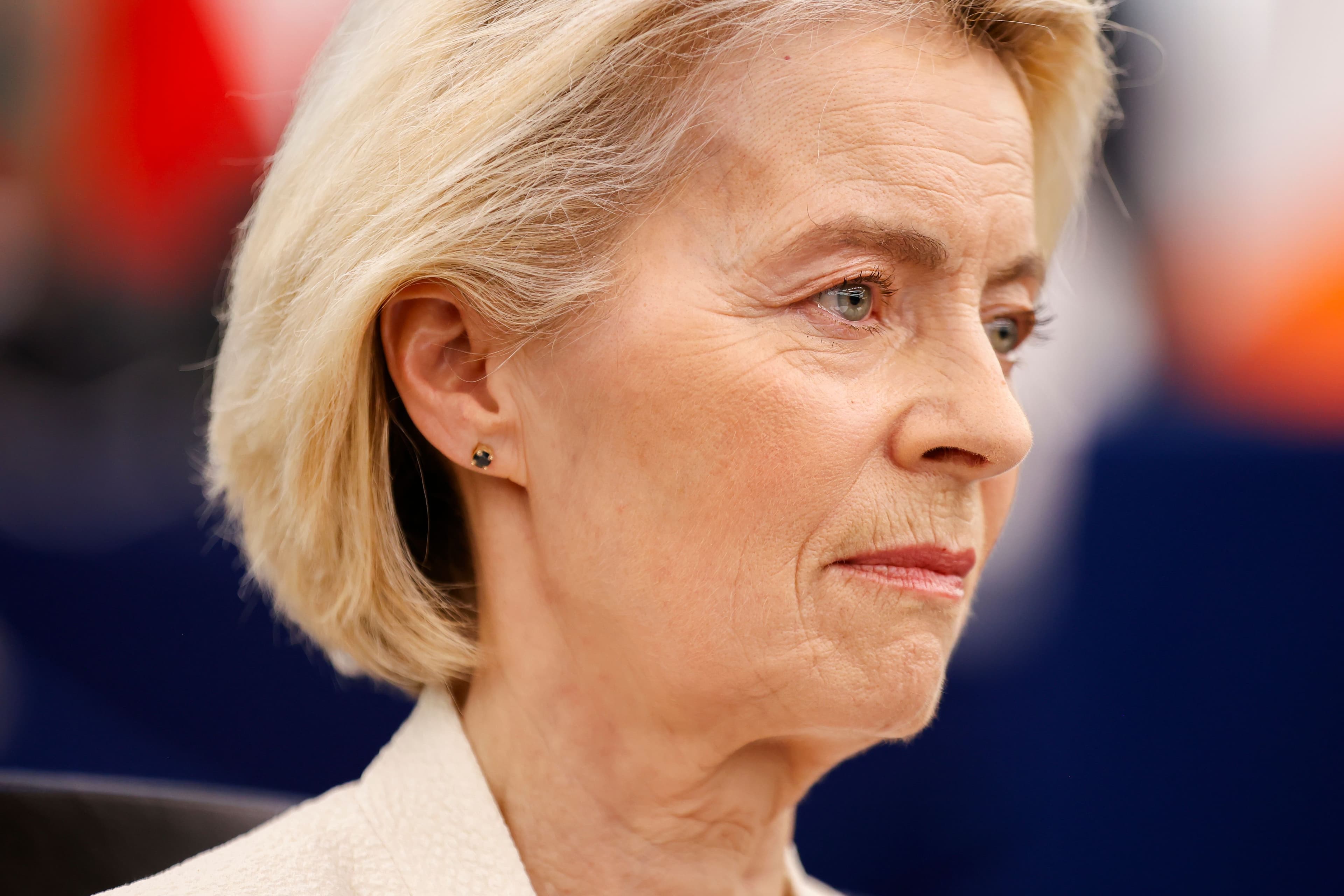 Nærbilde av Ursula von der Leyen i profil, med blondt hår og et ettertenksomt uttrykk.