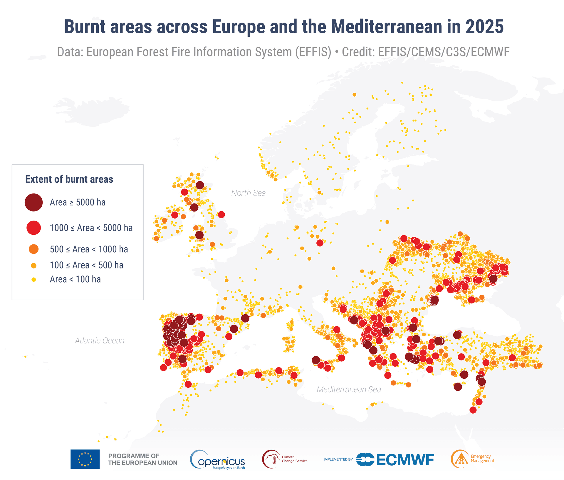 Kart som viser beregnede brannarealer i Europa og Middelhavsområdet i 2025, fargekodet etter størrelse, med konsentrasjoner av store branner på Den iberiske halvøy, i Sør-Europa og i Øst-Europa.