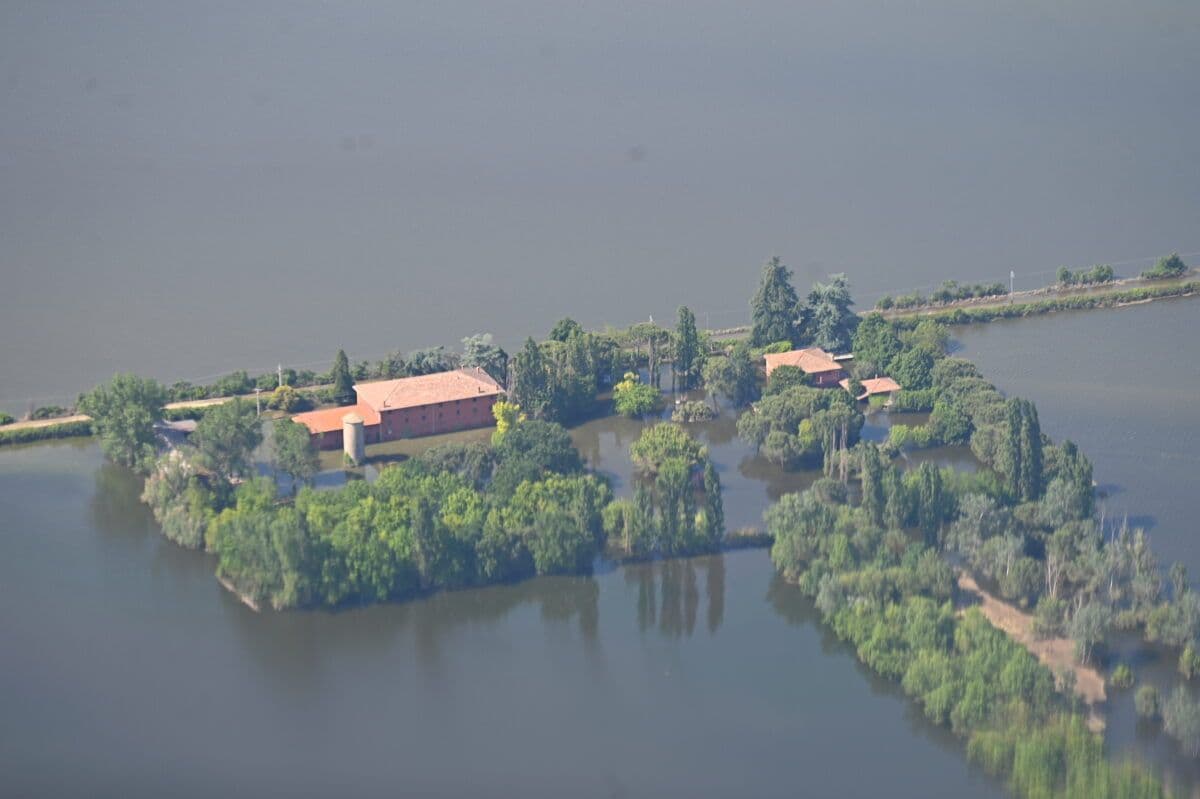 Et luftfoto av et hus midt i en vannmasse.