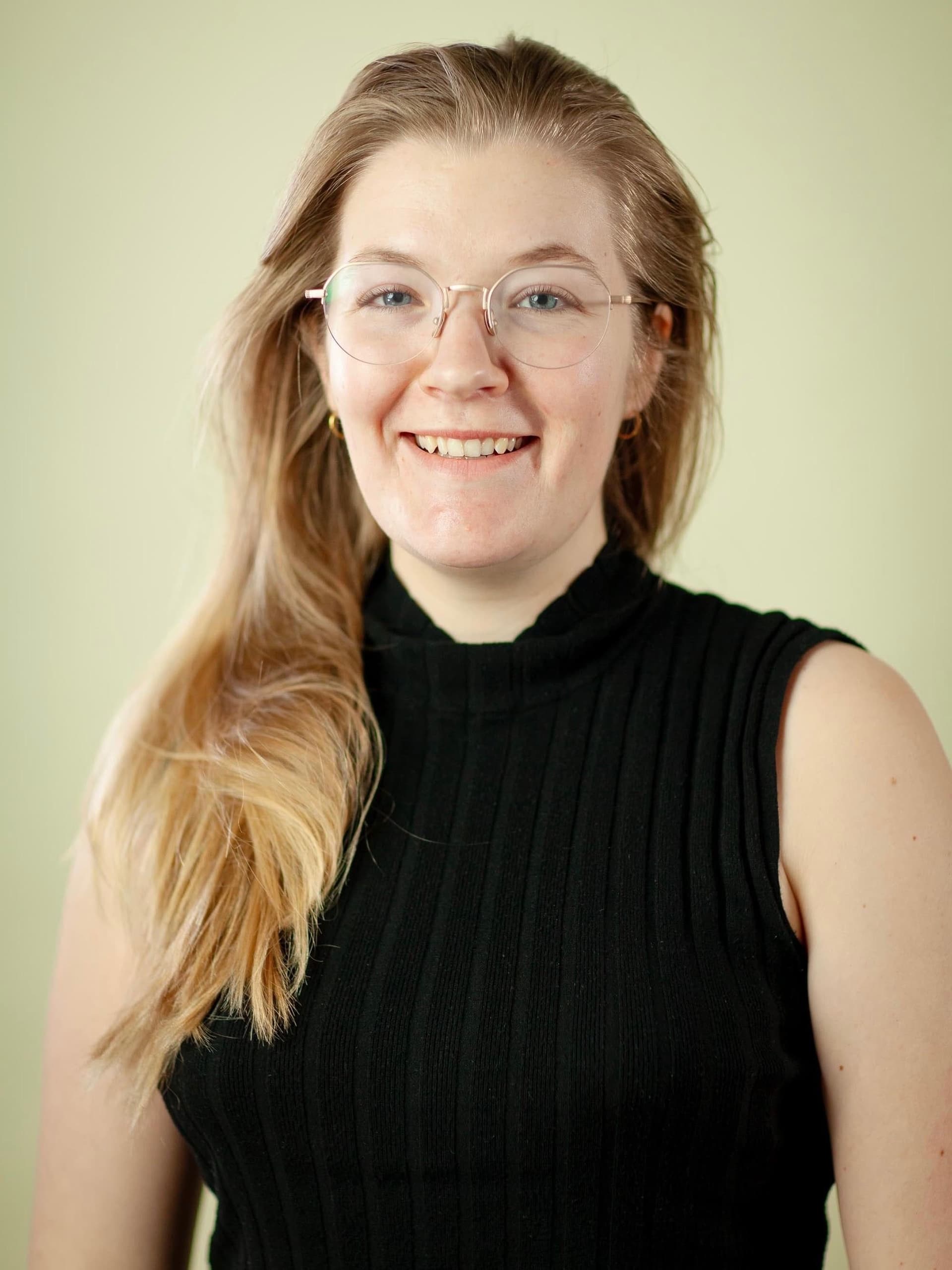 Portrett av en blond kvinne i svart topp