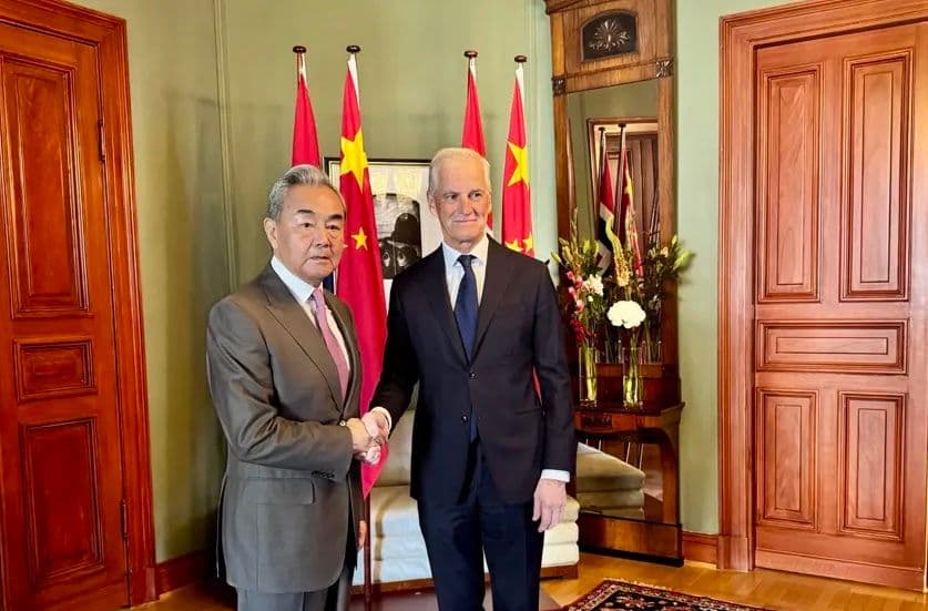 Kinas utenriksminister Wang Yi håndhilser på Norges statsminister Jonas Gahr Støre.