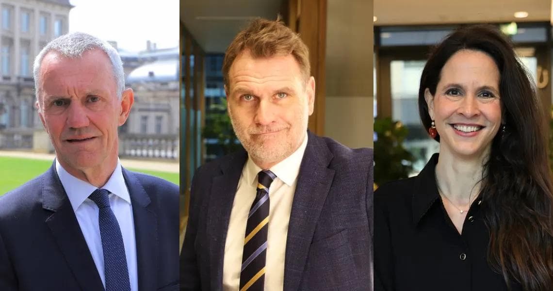 Tre voksne, to menn og en kvinne, står i hver sin setting innendørs og utendørs, vendt mot kameraet, smilende eller med nøytralt ansiktsuttrykk.