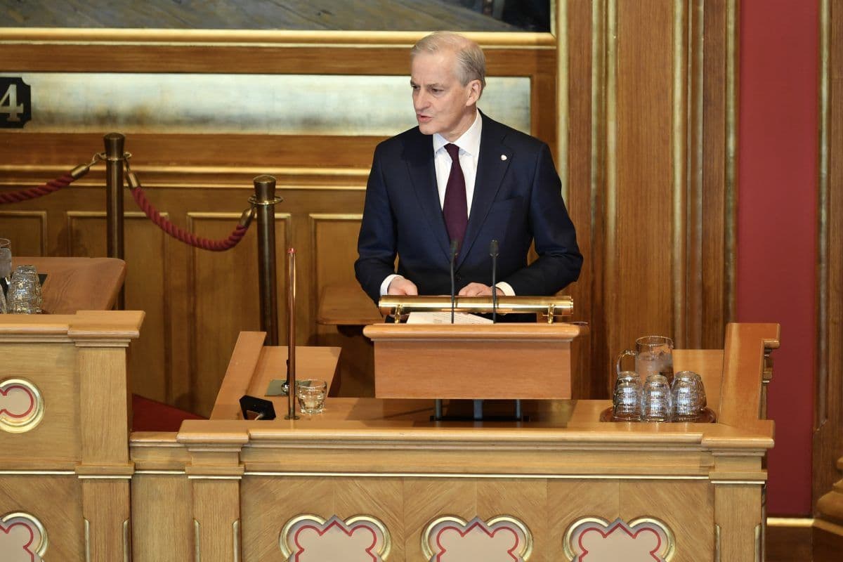 En person i dress bak talerstolen i stortingssalen.