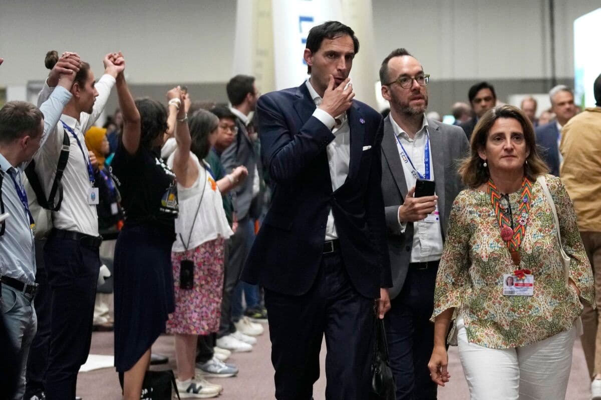 En gruppe mennesker som går forbi en menneskemengde.