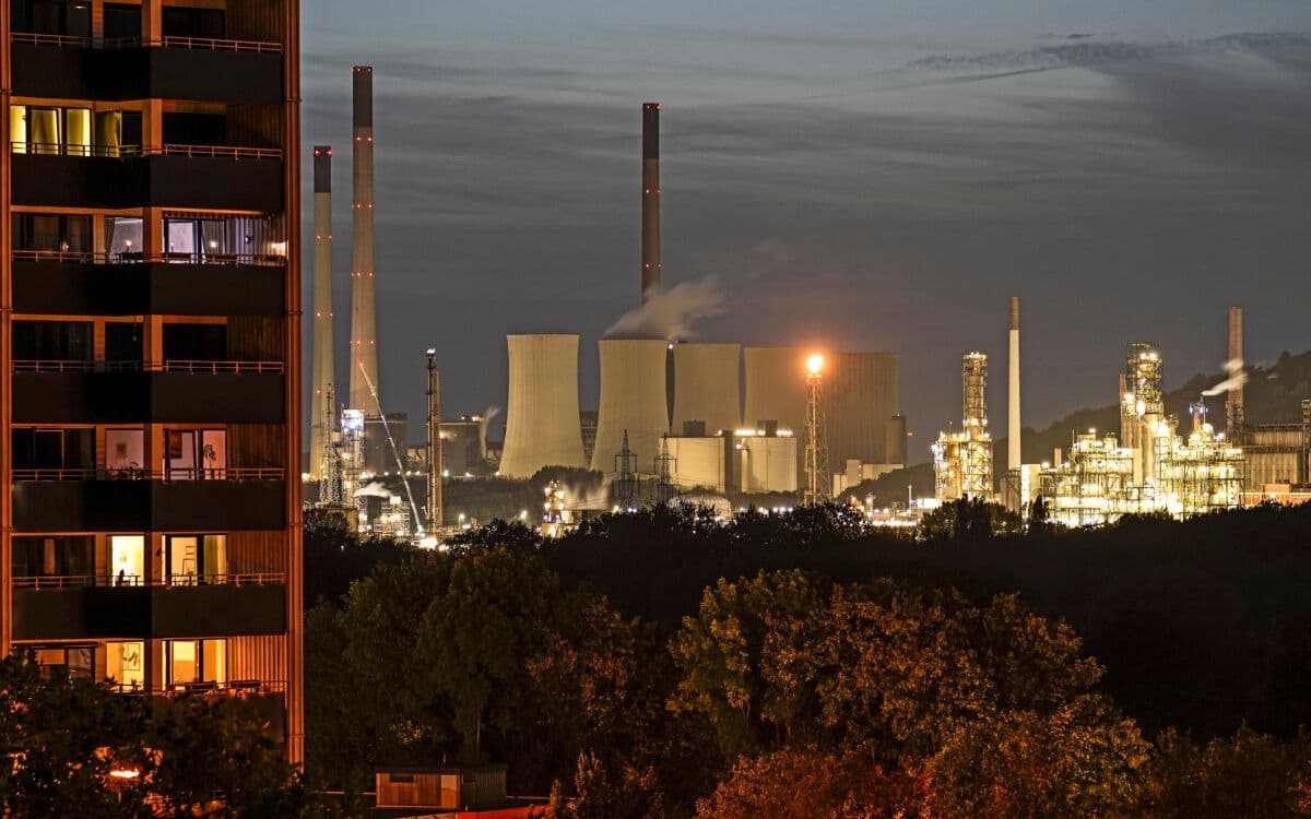 En høy bygning i det fjerne.