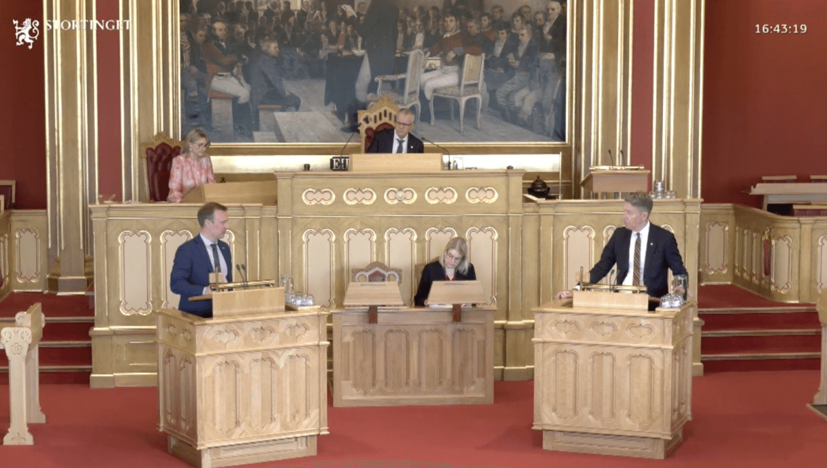 To menn i dress ved hver sin talerstol i stortingssalen