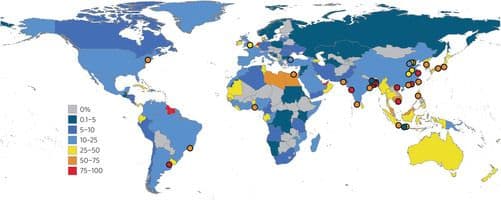 Figur 6. Befolkede områders påvirkning av langsiktig havstigning fra kumulative utslipp av 1280 mrd tonn C. Symboler viser megabyer (mer enn 10 mill innbygger) som blir rammet. Områdene er vist med befolkningsvekting slik at fargen både for landene og for megabyene (symboler) viser hvor stor andel av landet som blir rammet vektet med områdets befolkning. En 10% verdi indikerer at 10% av befolkningen i dag bor innenfor det området som blir rammet. Fra Clark et al. 2016. (Med tillatelse til gjenbruk av Nature Publishing Group)