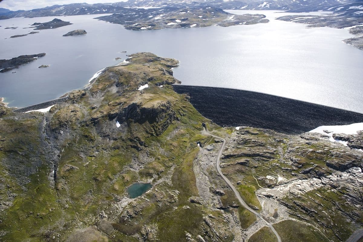 Vannkraften skal ta forbrukstoppene. Her Nyhellerdammen i Aurland (foto: Aerosport/E-CO Energi)