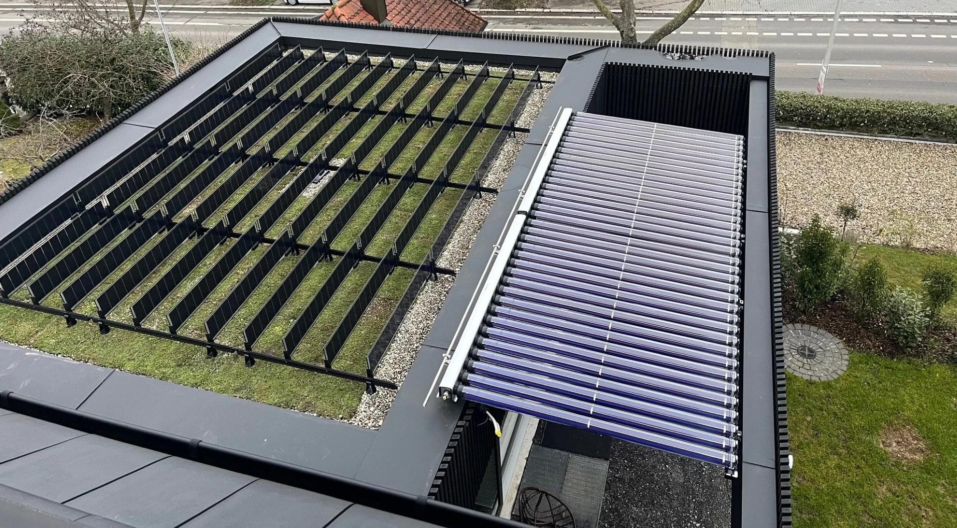 Grønt tak med en svart pergola med lameller og en solfanger.